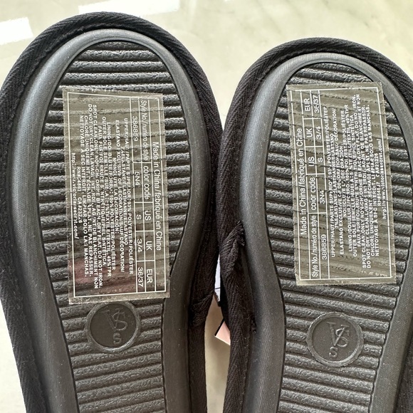 NWT Victoria’s Secret Black Velour Pom Pom Slippers - Picture 6 of 6